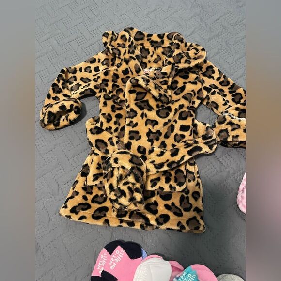 DKNY Leopard Print Robe and Pink Blanket Set - Picture 2 of 6